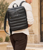 Mochila Bonnie Negro Grano con modelo, vestuario neutro y fondo de piedra