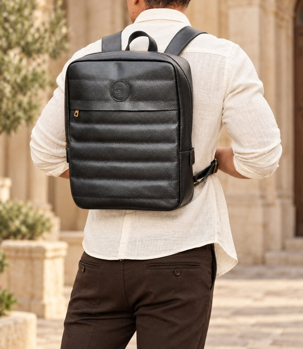 Mochila Bonnie Negro Grano con modelo, vestuario neutro y fondo de piedra