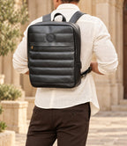 Mochila Bonnie Negro Grano con modelo, vestuario neutro y fondo de piedra