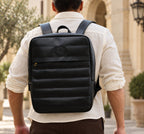 Mochila Bonnie Negro Grano con modelo, vestuario neutro y fondo de piedra