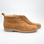 Par de botines Arthur Reno Camel sobre fondo blanco gris