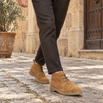 Modelo hombre usando botines Arthur Reno Camel en una calle antigua