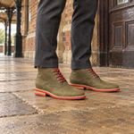 Arthur Verde Graso x Rojo en modelo hombre, ambientación antigua