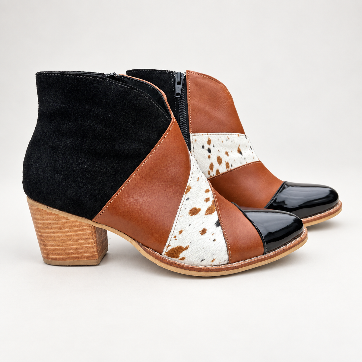 Chiara: par de botines sobre fondo blanco gris elegante
