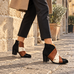 Modelo usando botines Chiara Caoba Piel Black