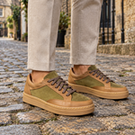 Eramus Verde Camel - modelo en calle inglesa
