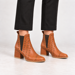 Botines Gema color Salvaje Caoba puestos en modelo