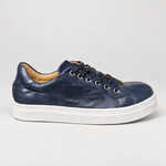 Zapatilla Isahia Azul de cuero sobre fondo blanco gris