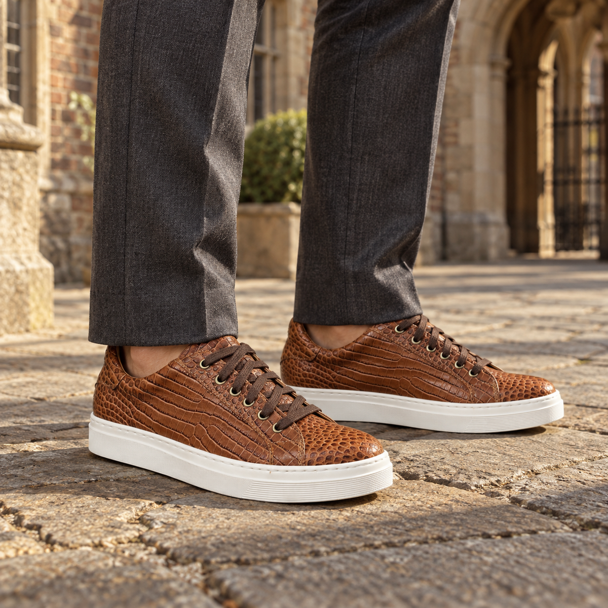 Modelo usando zapatillas Isahia Caimán Tostado