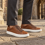 Modelo usando zapatillas Isahia Caimán Tostado