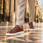 Modelo hombre usando zapatillas Isahia Castaño