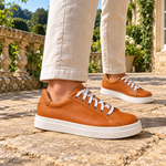 Modelo usando zapatillas Isahia Curry en terraza de verano