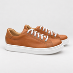 Par de zapatillas Isahia Curry de cuero sobre fondo blanco gris