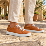 Modelo usando zapatillas Isahia Curry en ambiente de verano