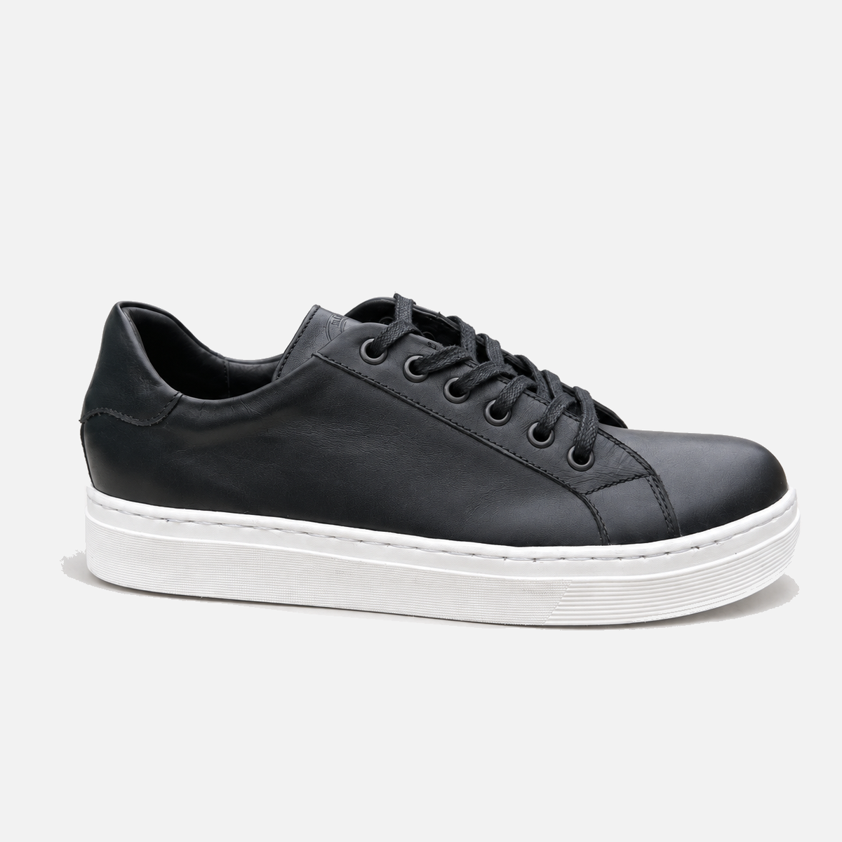 Isahia Negro — fondo blanco gris uniforme