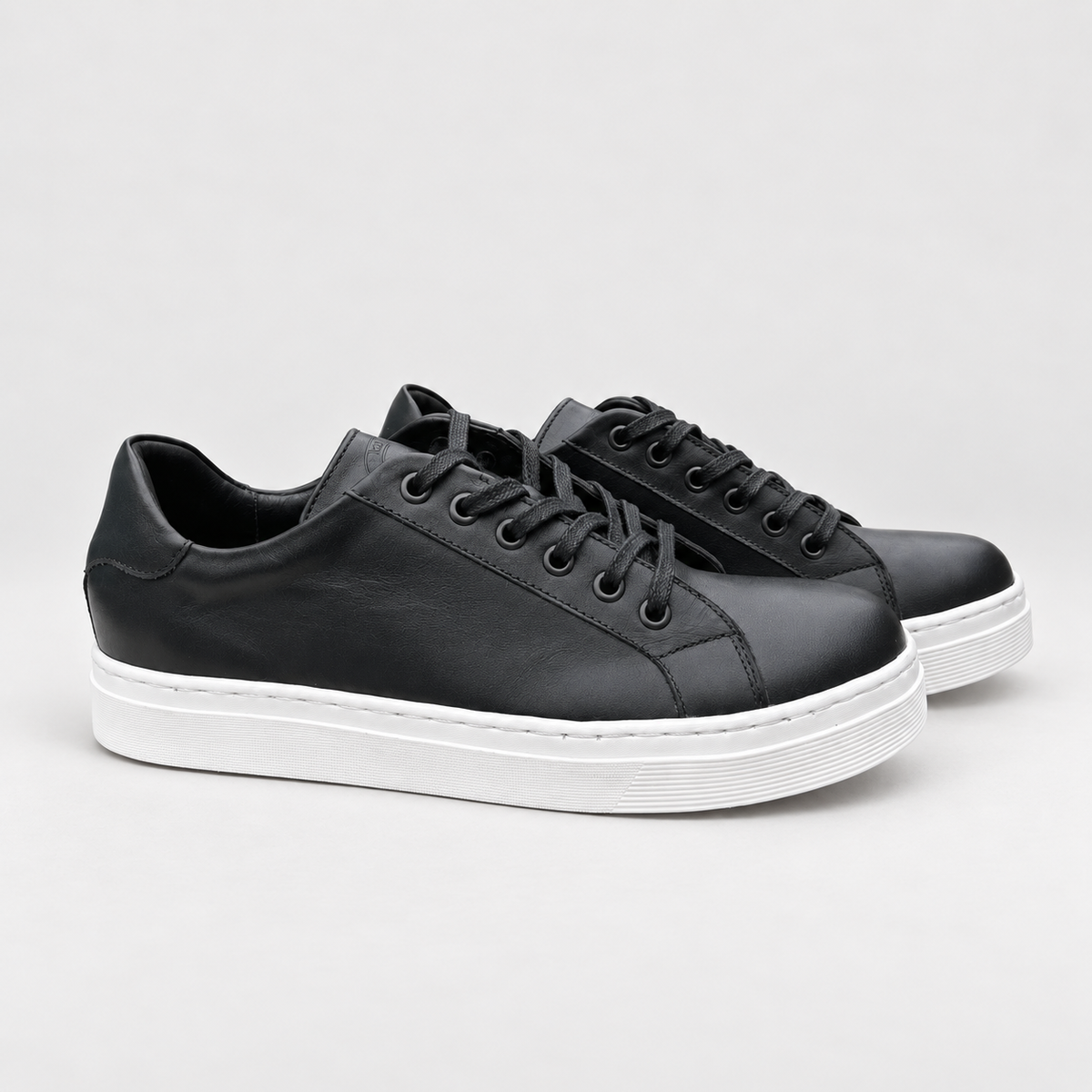 Par de zapatillas Isahia Negro de cuero napa con luz natural