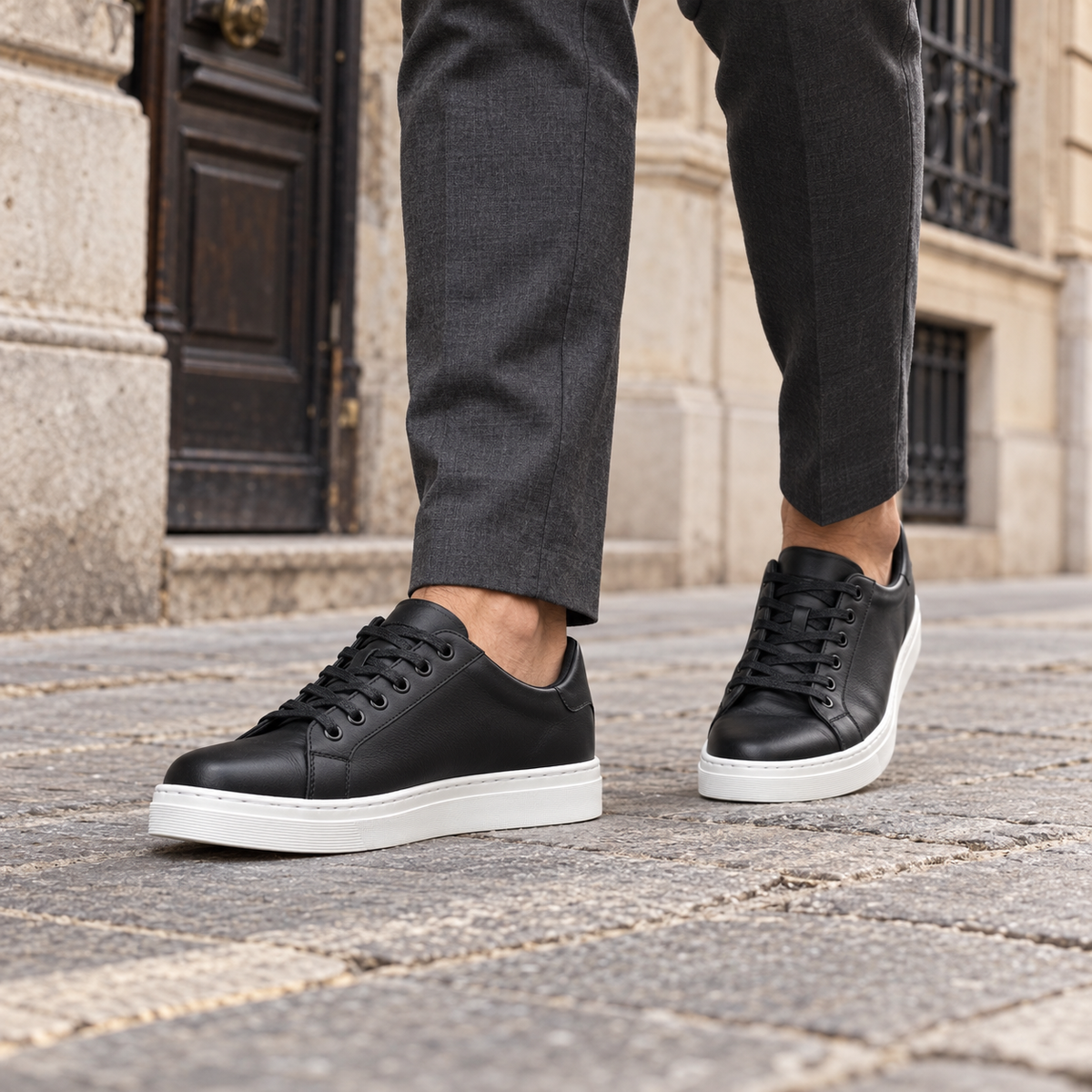Modelo usando zapatillas Isahia Negro de cuero napa