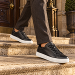 Modelo usando zapatillas Isahia Negro