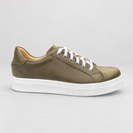 Zapatilla Isahia Verde Oliva de cuero, vista lateral sobre fondo blanco gris