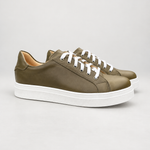 Par de zapatillas Isahia Verde Oliva sobre fondo blanco gris