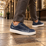 Modelo usando zapatillas Isaya Azul