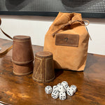 Juego de cachos de cuero con dados y bolsillo de guardado en la fotografía original