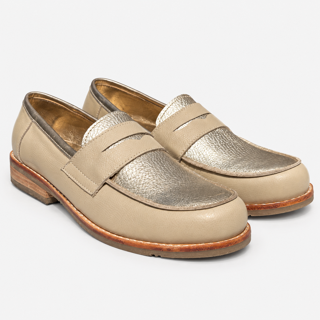 Mocasín Elena Beige Champagne — vista diagonal