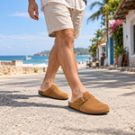 Reggie Reno Graso Camel — modelo hombre en verano junto a la playa