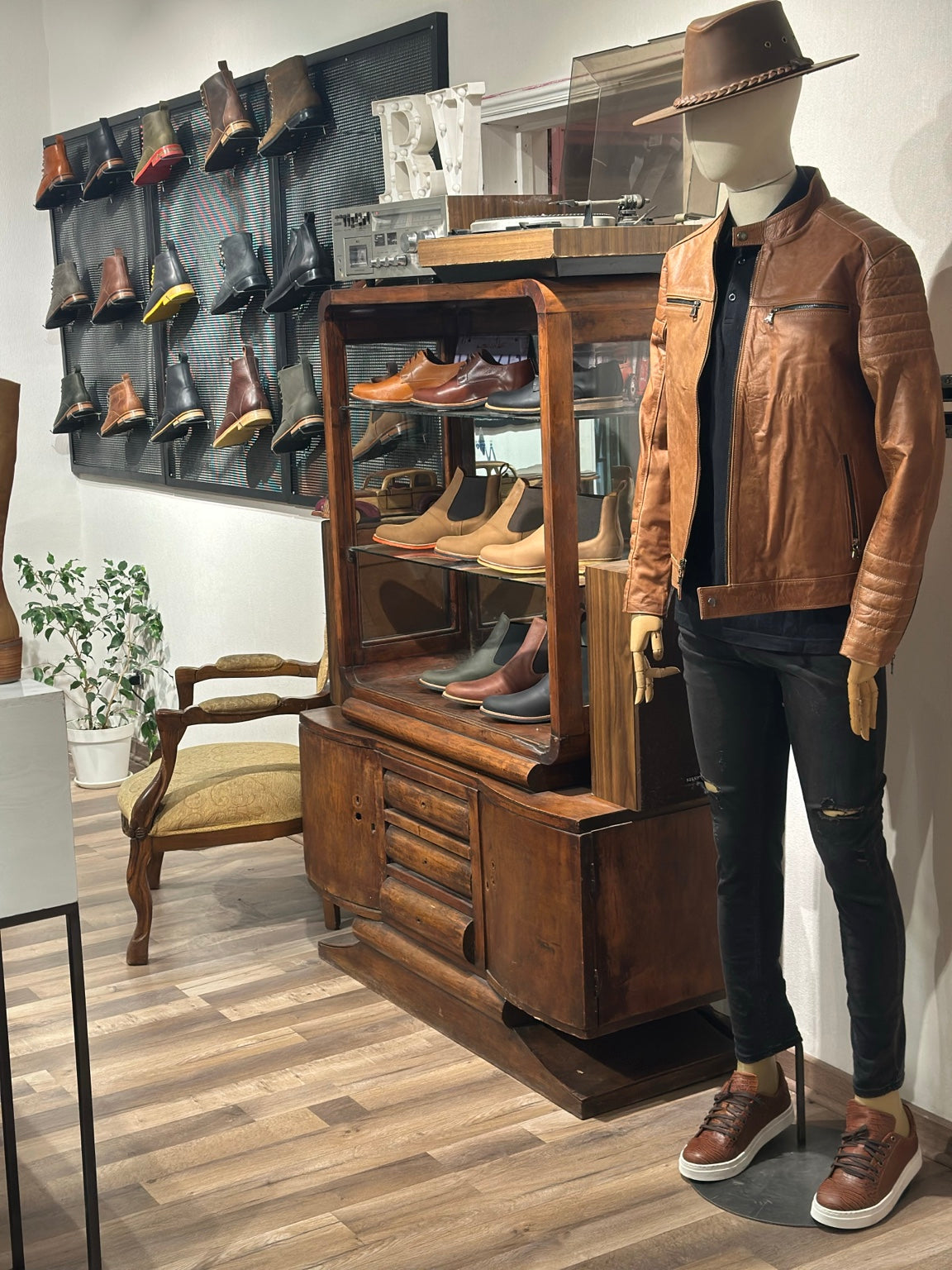 Interior de la tienda Rodrigo Valentino en Av. Italia 1568