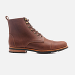 Tommy Caramelo Graso — fondo blanco gris uniforme