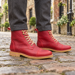 Tommy Rojo Grano - con modelo en calle antigua