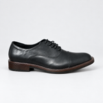 Zapato negro con cordones, vista lateral