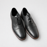 Par de zapatos negros con cordones, vista superior